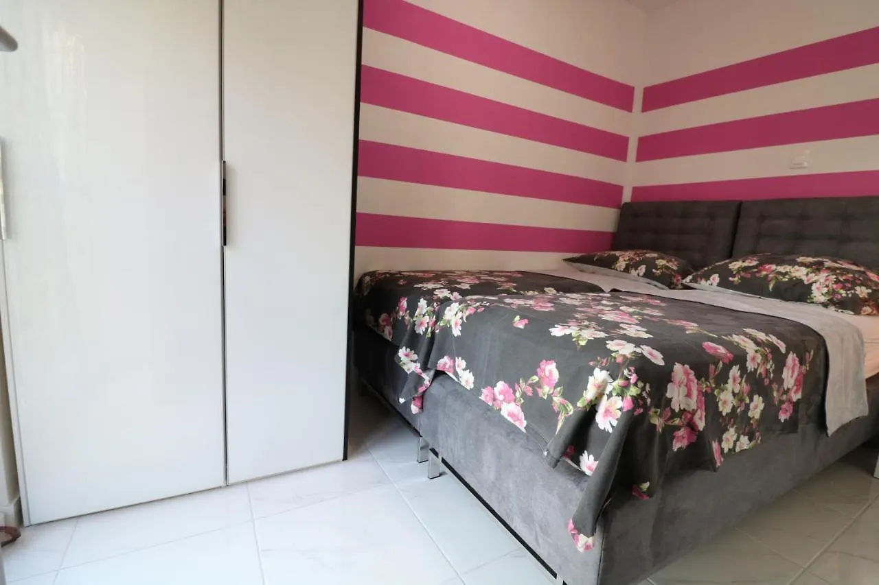 Sneky Apartment Pula 0*,